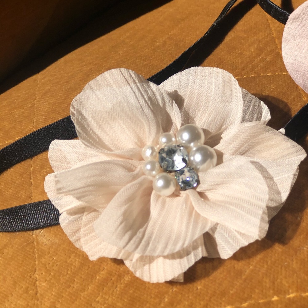 A trio of flower headbands - Picture 3 of 6